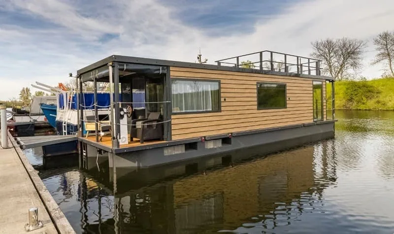 houseboat à quai l'Île flottante