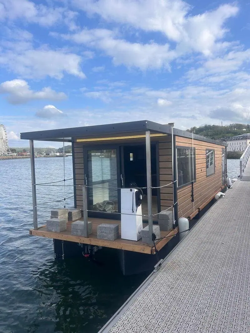 masion flottante a quai l'Île flottante